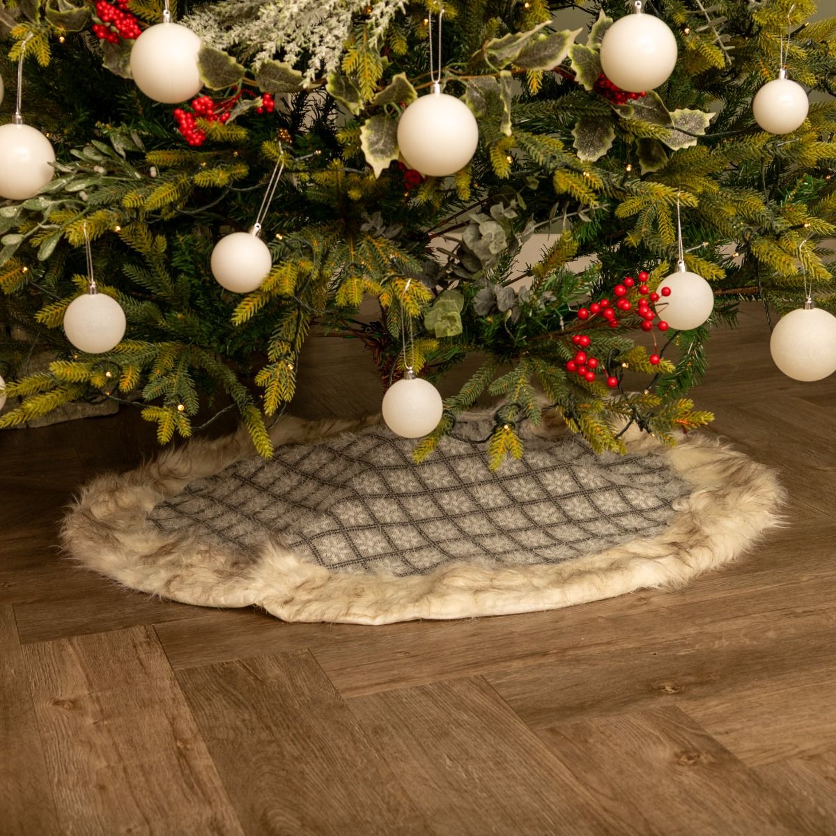 Modern Geometric Pattern Tree Skirt with Faux Fur Trim — Christmas Tree Skirt
