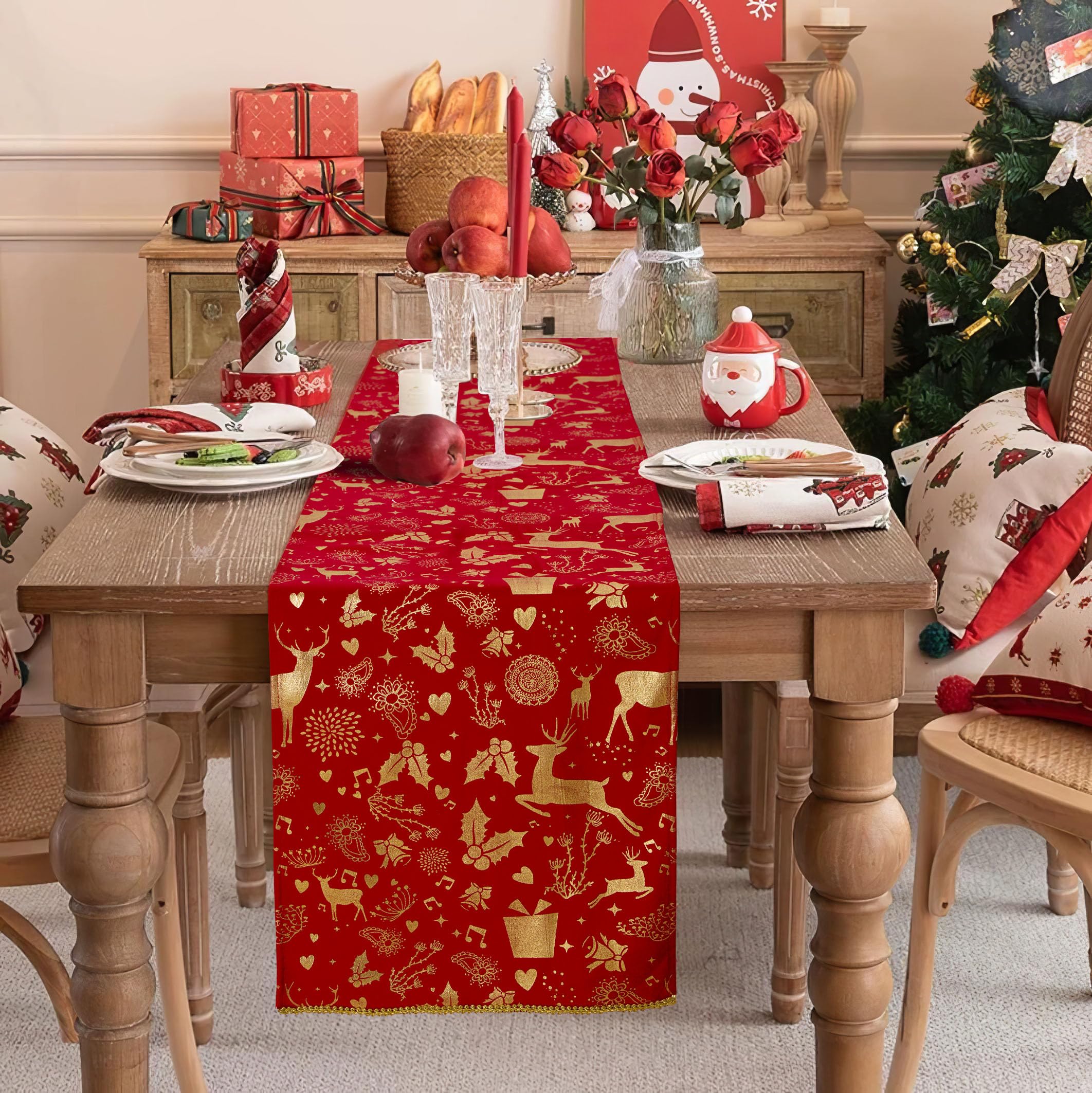 Dining Room with a Red and Gold Velvet Table Runner Dining Room with a Red and Gold Velvet Table Runner — Red and Gold Christmas Decor