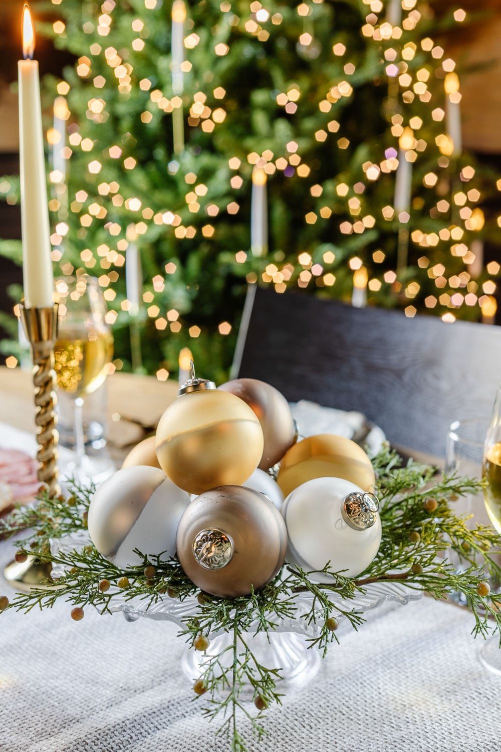 Modern Bauble and Greenery Centerpiece on Cake Stand Modern Bauble and Greenery Centerpiece on Cake Stand — Simple Christmas Centerpiece