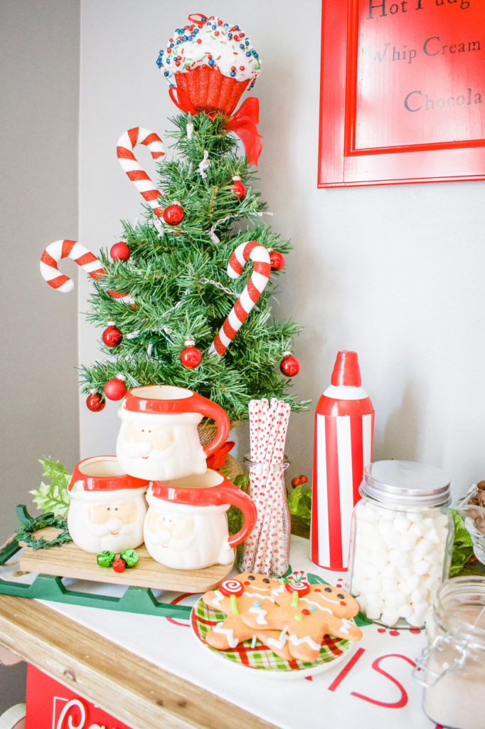 Kitchen Island Hot Cocoa Bar with Gingerbread Garland Kitchen Island Hot Cocoa Bar with Gingerbread Garland — Christmas Hot Cocoa Bar