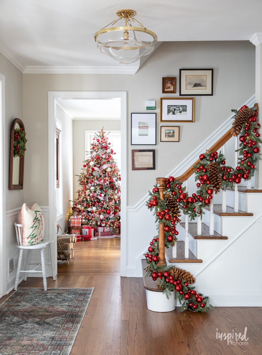 Traditional Hallway Staircase with Vibrant Garland Traditional Hallway Staircase with Vibrant Garland — Christmas Entryway Decor