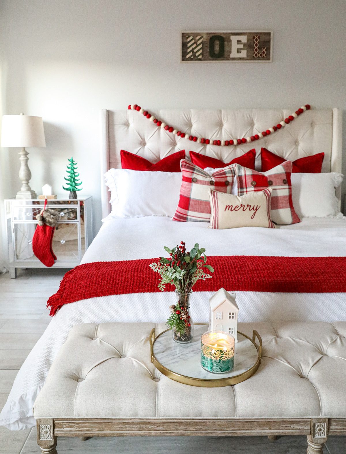 Traditional Christmas Bedroom with Red Accents and Garland Traditional Christmas Bedroom with Red Accents and Garland — Christmas Bedroom Decor