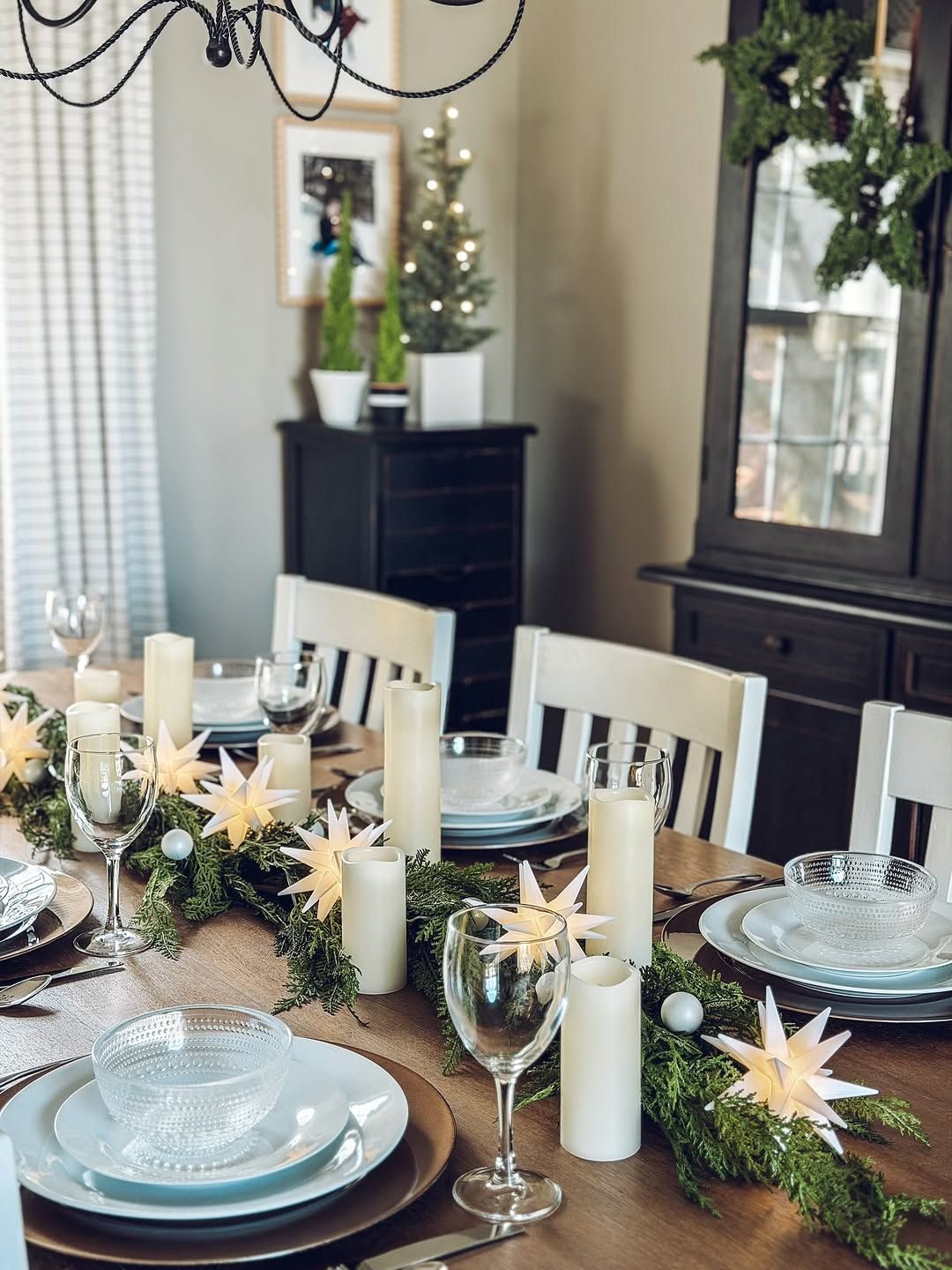 Modern Scandinavian Dining Table with Greenery Garland and Star Lights — Christmas Dining Room Decor