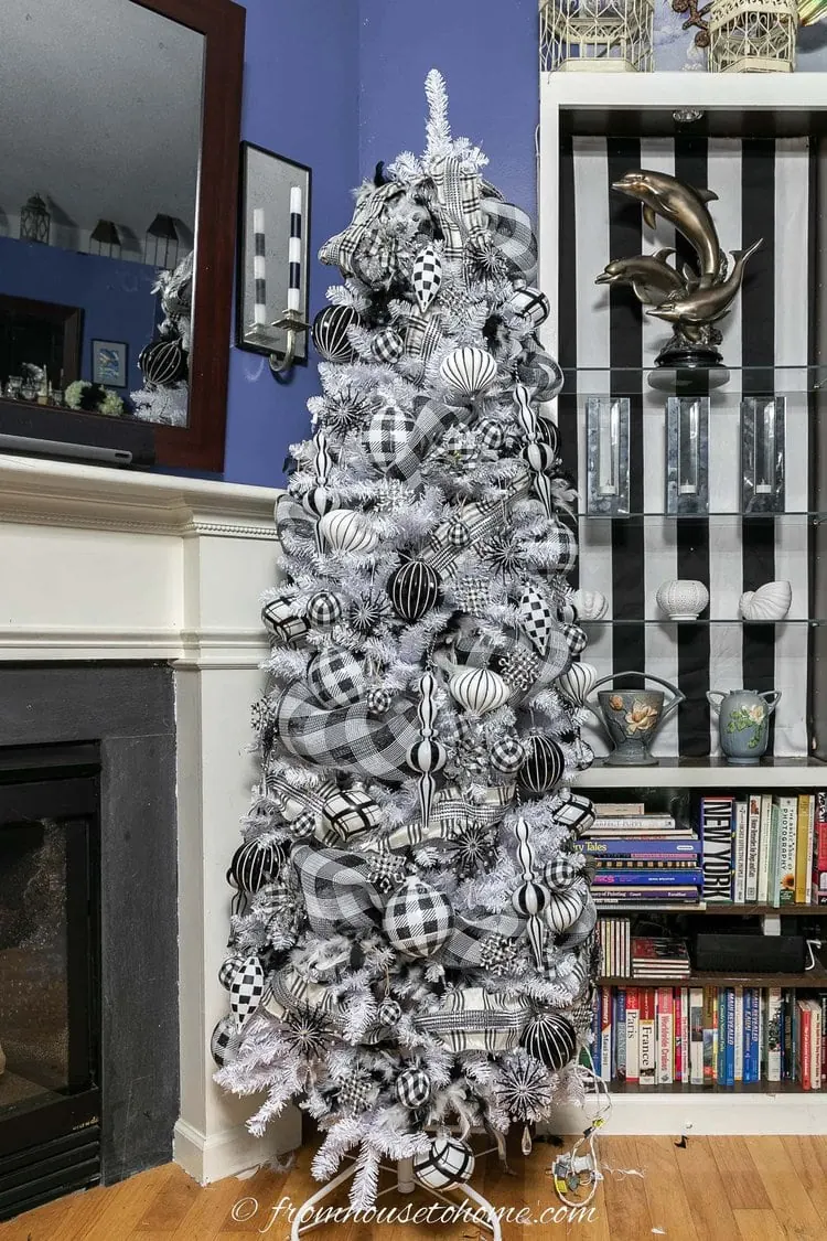 Monochromatic White Christmas Tree with Black and White Ribbon — Vertical Ribbon Christmas Tree
