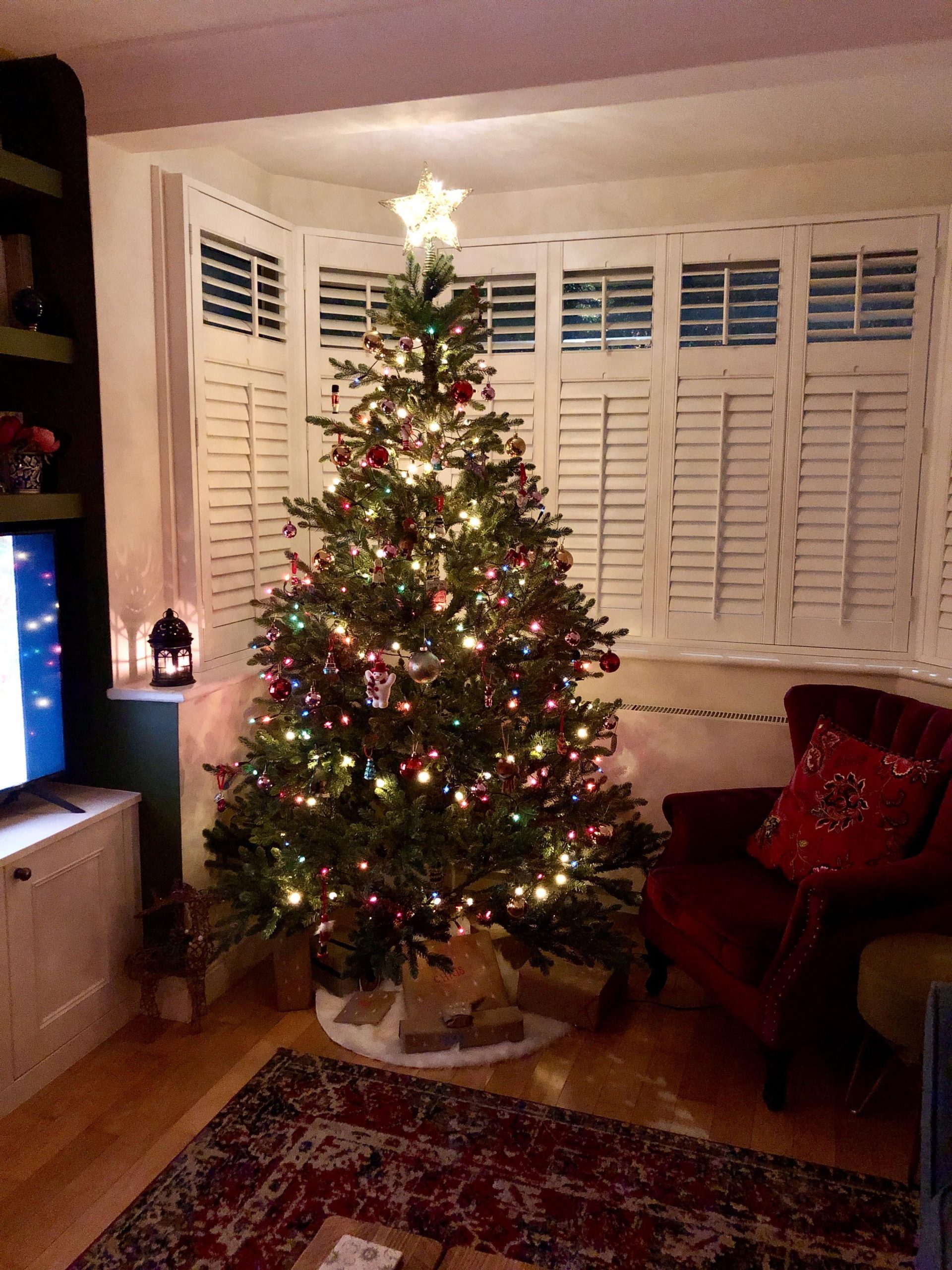 Living Room Corner Christmas Tree with Mixed White and Multicolor Lights Living Room Corner Christmas Tree with Mixed White and Multicolor Lights — Christmas Tree with Colored Lights