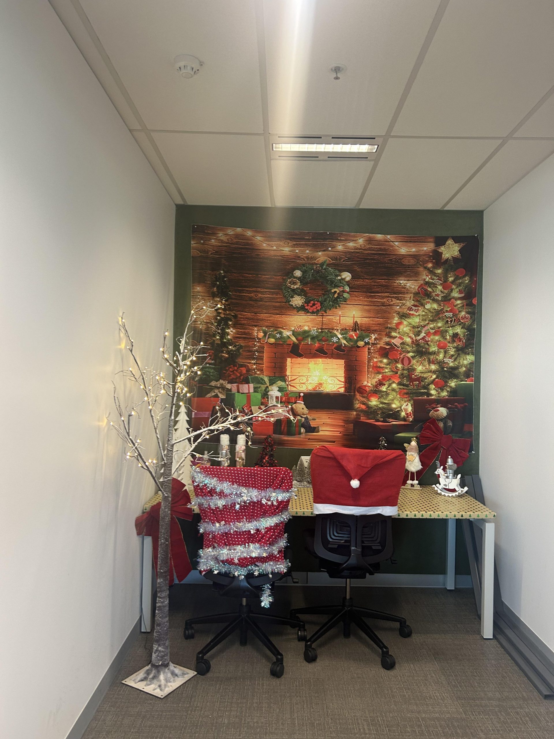 Dual Desks with Festive Chair Covers and Backdrop Dual Desks with Festive Chair Covers and Backdrop — Christmas Home Office Decor