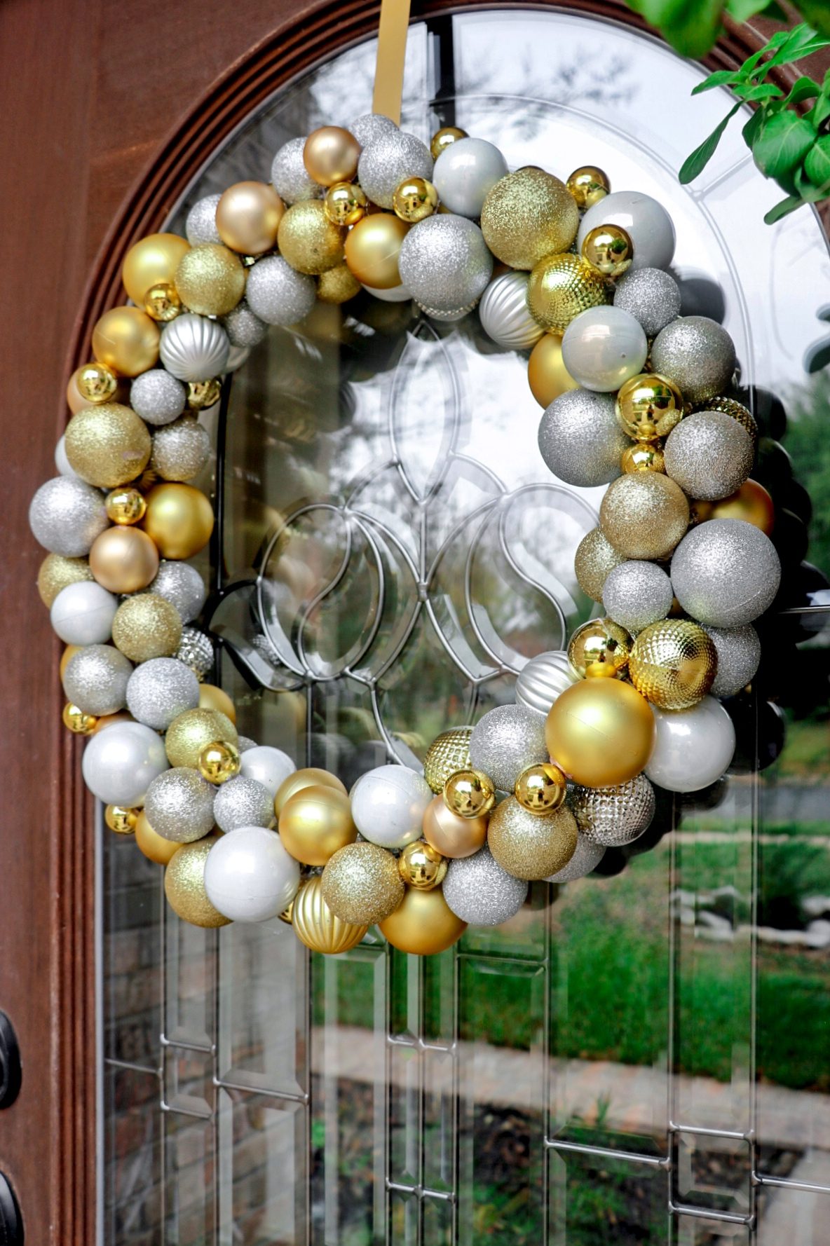 Glamorous Gold and Silver Ornament Wreath for a Chic Entrance Glamorous Gold and Silver Ornament Wreath for a Chic Entrance