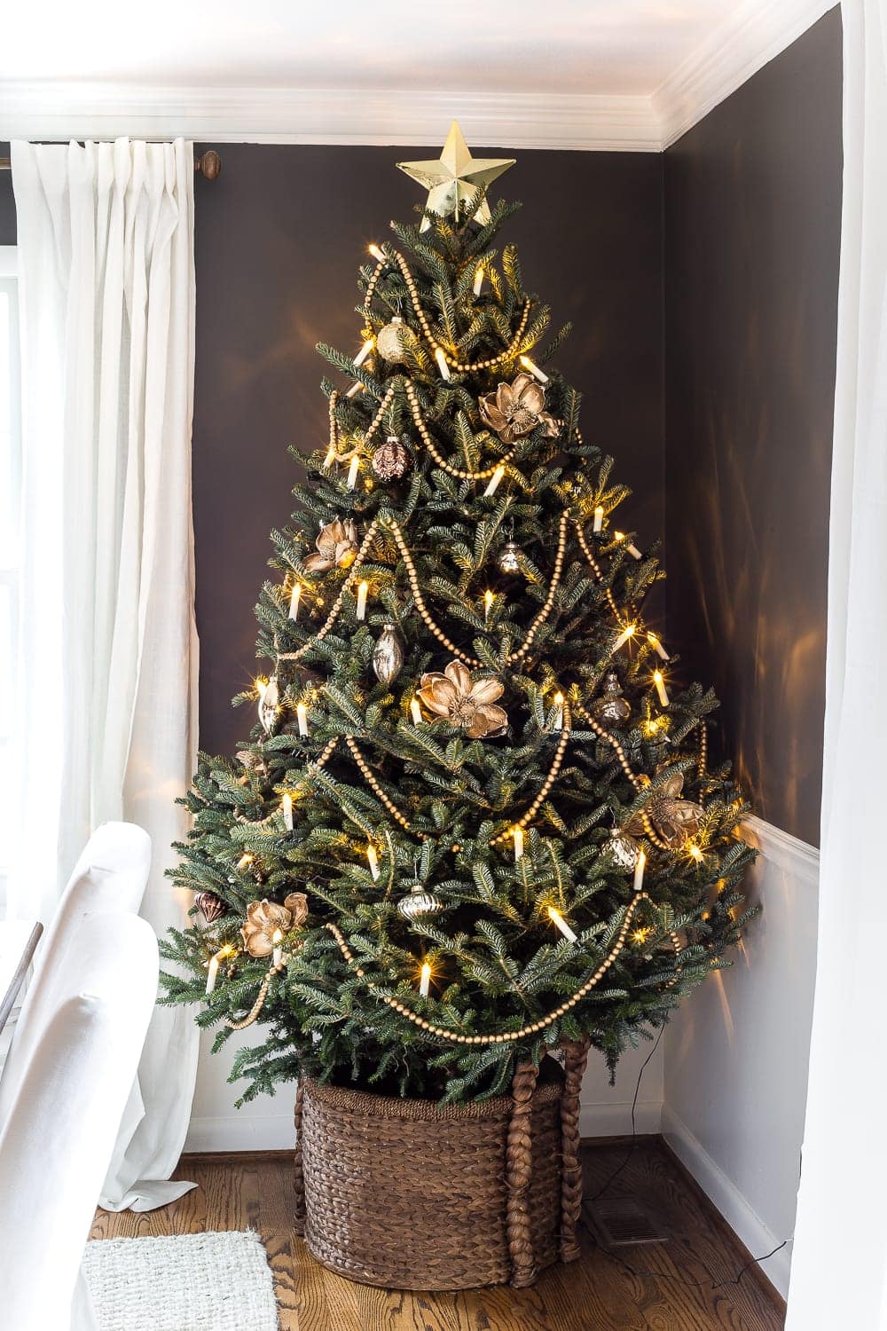 How to Decorate a Real Christmas Tree: Step-By-Step Guide - Bless'er House
