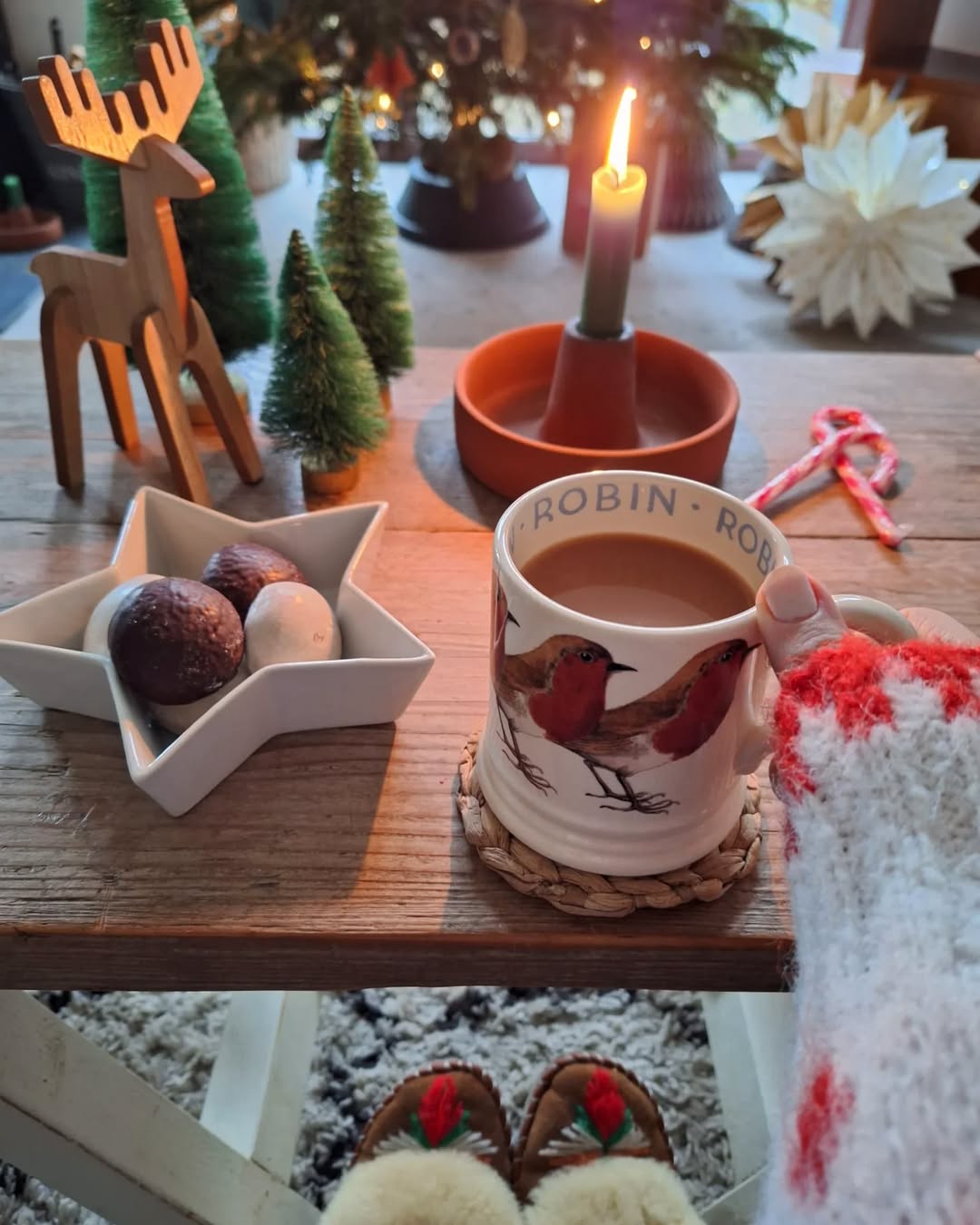 Cozy Rustic Coffee Table with Hot Chocolate and Treats Cozy Rustic Coffee Table with Hot Chocolate and Treats — Christmas Coffee Table Decor