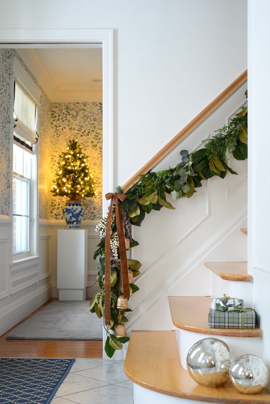 Traditional Staircase Garland with Small Tree Accent Traditional Staircase Garland with Small Tree Accent — Simple Christmas Decor