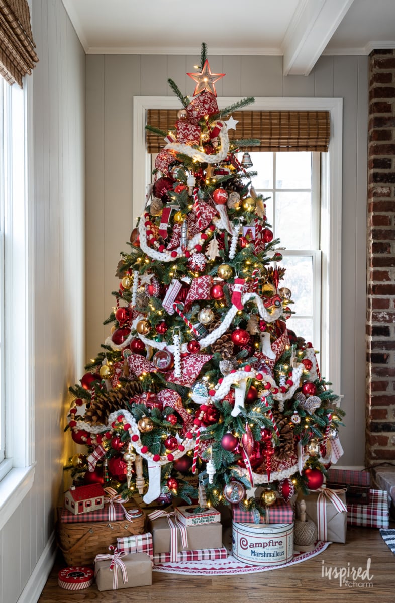Rustic Red and White Abundance — Elegant Christmas Tree