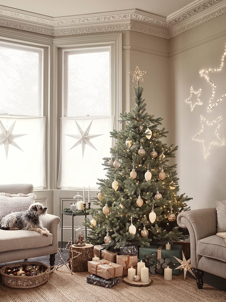 Minimalist Christmas Tree with Neutral and Gold Ornaments — Neutral Christmas Tree