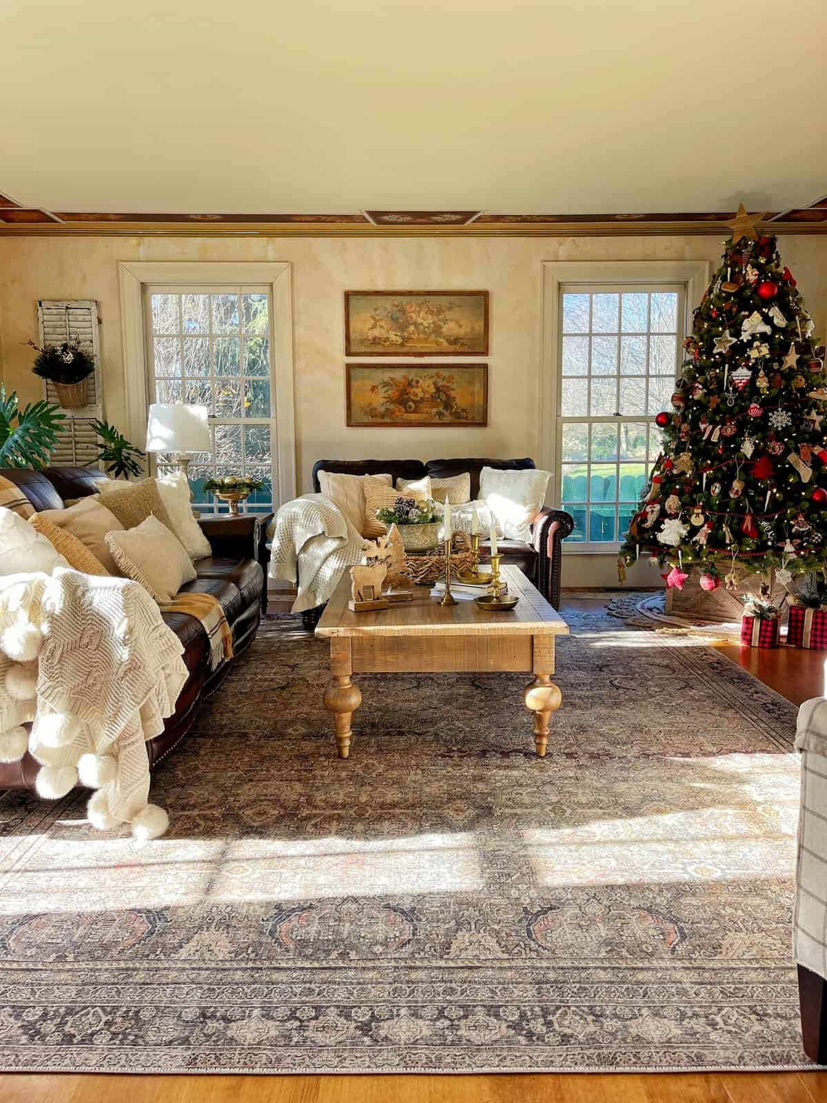 Wide Room Shot Sunlit Farmhouse Living Room with Large Christmas Tree Wide Room Shot Sunlit Farmhouse Living Room with Large Christmas Tree — Farmhouse Christmas Decor
