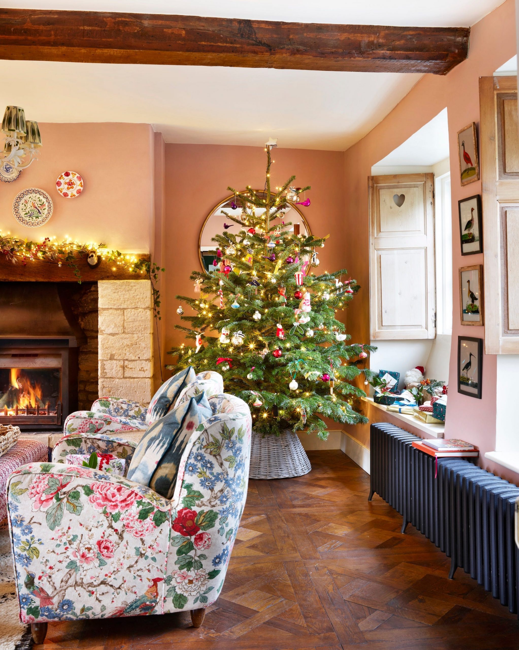 Cozy Cottage-Style Living Room with Floral Armchairs by the Christmas Tree — Christmas Living Room Decor