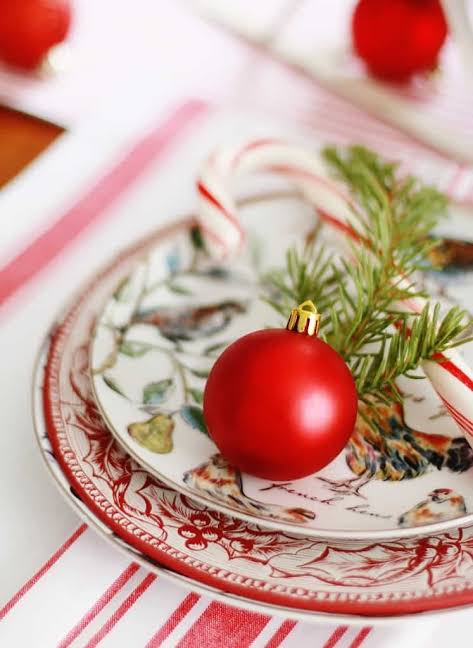 Festive Place Setting with Red Bauble and Candy Canes — Christmas Table Setting