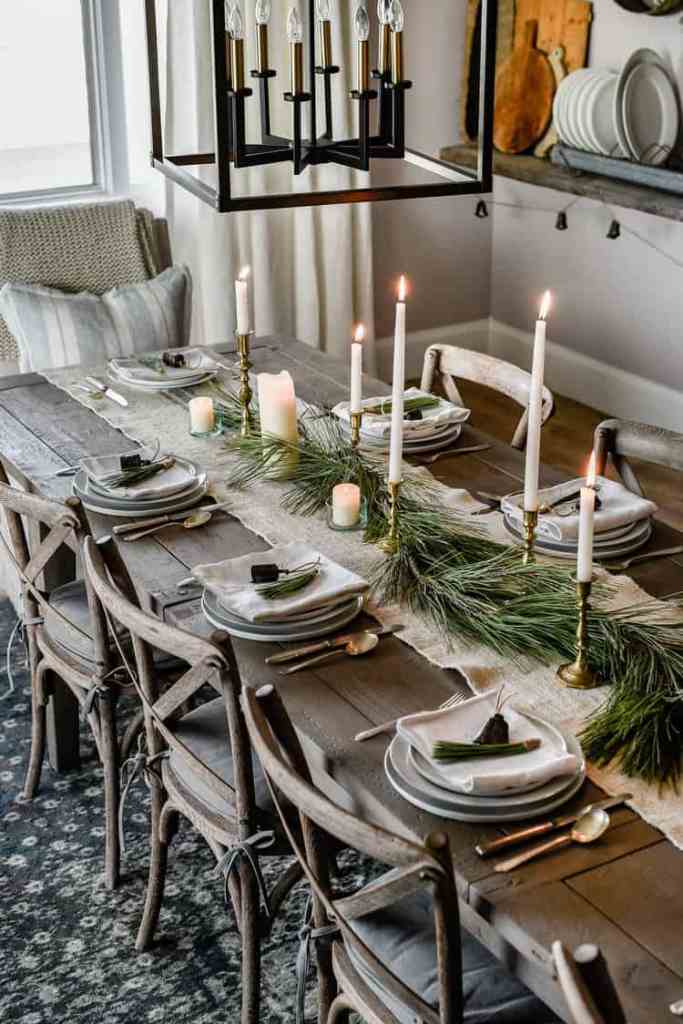 Farmhouse Christmas Table with Pine Garland and Neutral Tones Farmhouse Christmas Table with Pine Garland and Neutral Tones — Elegant Christmas Table Setting