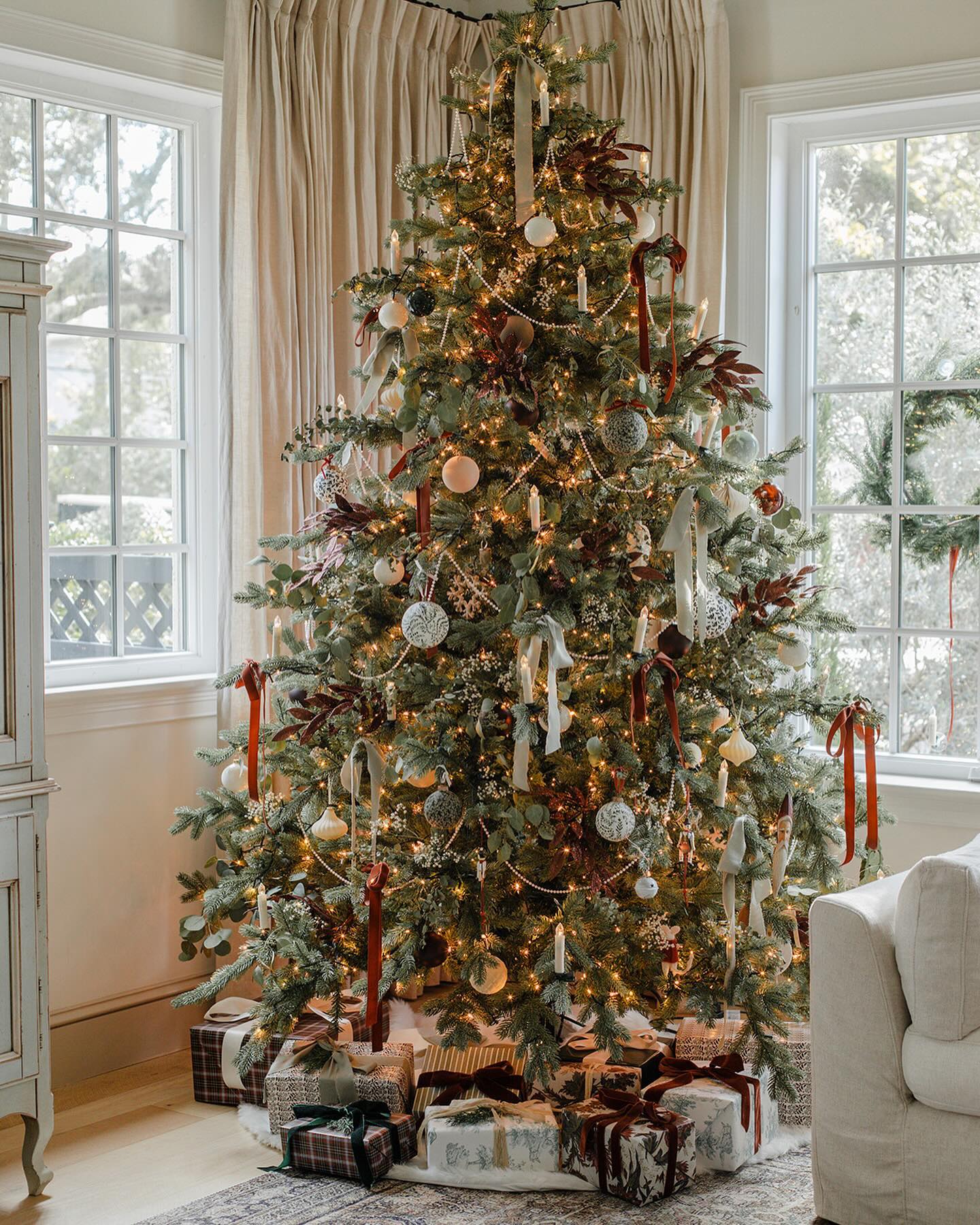 Elegant Christmas Tree with Red Ribbons and Wrapped Gifts Elegant Christmas Tree with Red Ribbons and Wrapped Gifts — Aesthetic Christmas Decor