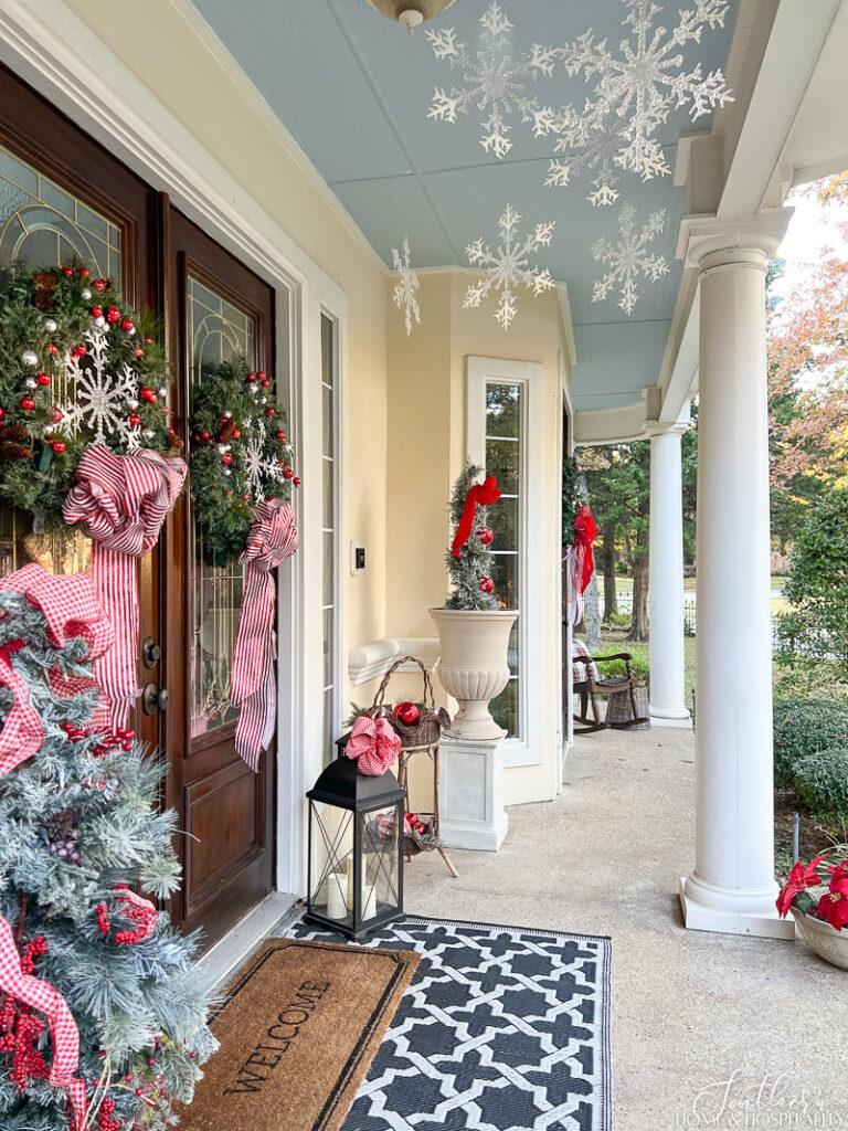 Elegant Double Door Christmas Wreaths and Striped Bows — Christmas Porch Decor
