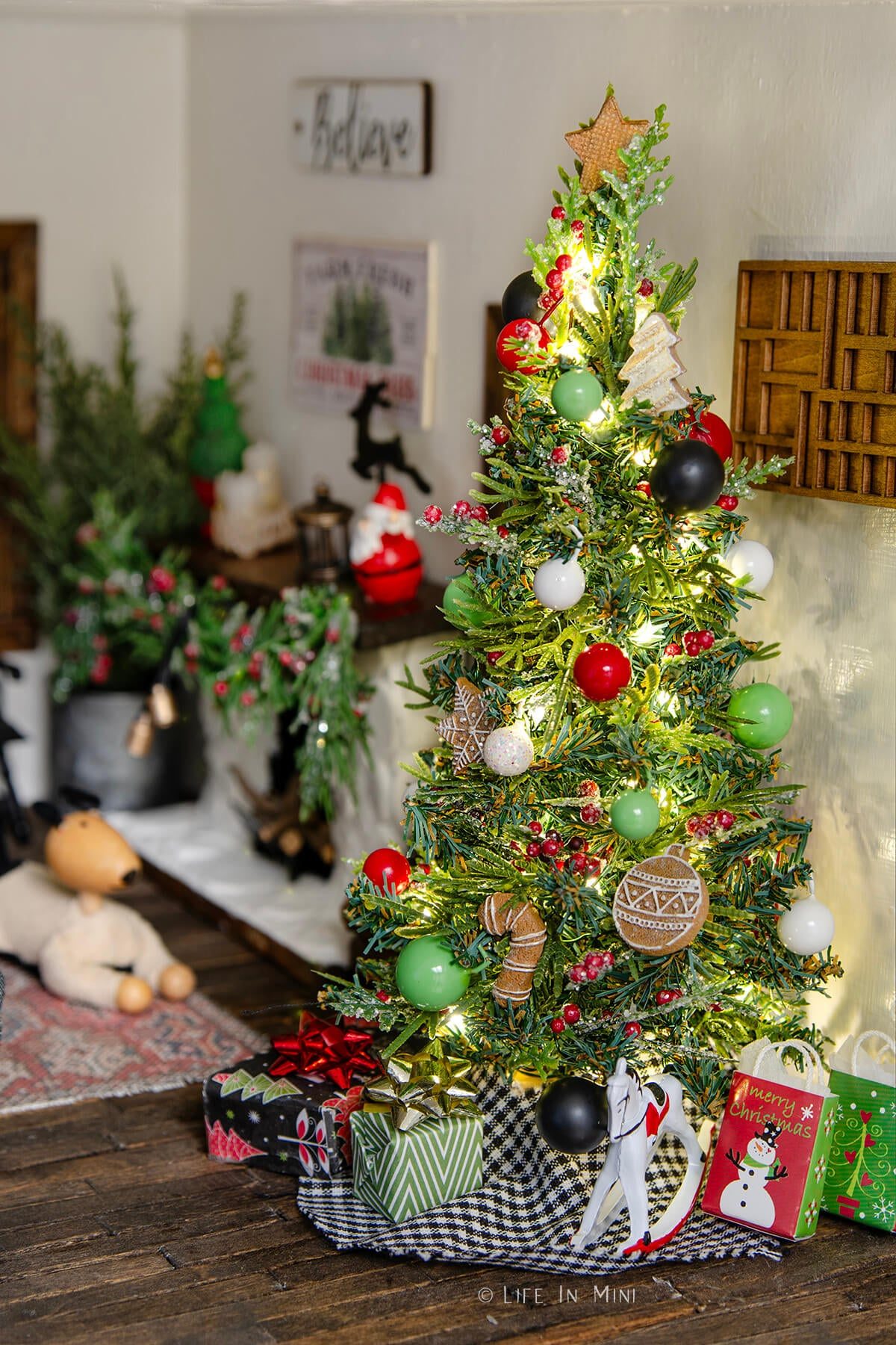 Dollhouse Scale Christmas Tree with Miniature Gifts — Small Christmas Tree Decor