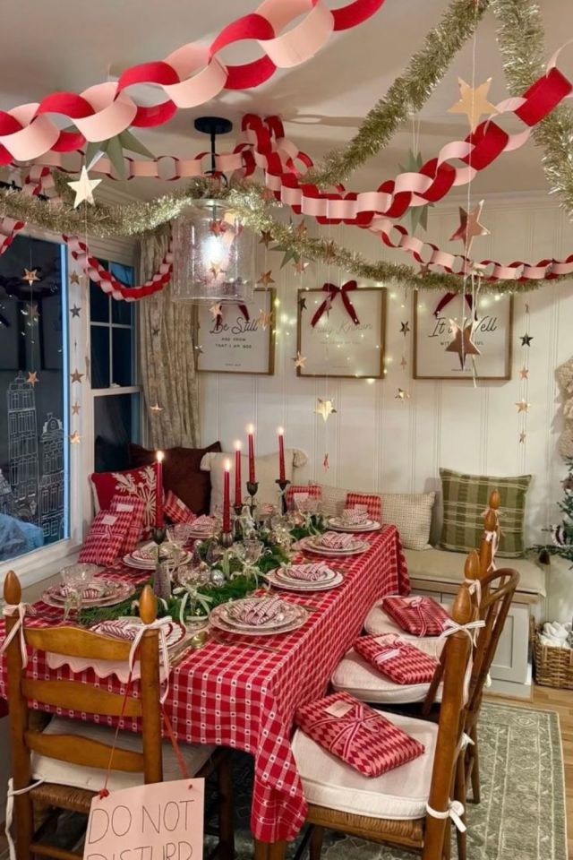Abundant Red and White Garlands for a Cozy Christmas Dining Room — Christmas Party Decor