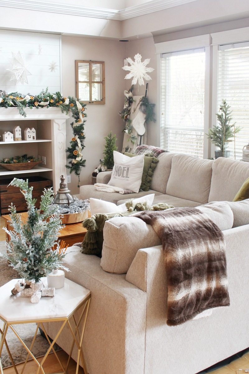 Modern Farmhouse Christmas Tree and Fireplace Garland Modern Farmhouse Christmas Tree and Fireplace Garland — Cozy Christmas Living Room
