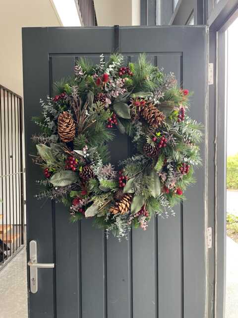 Rustic Christmas Wreath with Burgundy Berries on a Dark Door Rustic Christmas Wreath with Burgundy Berries on a Dark Door — Burgundy Christmas Decor