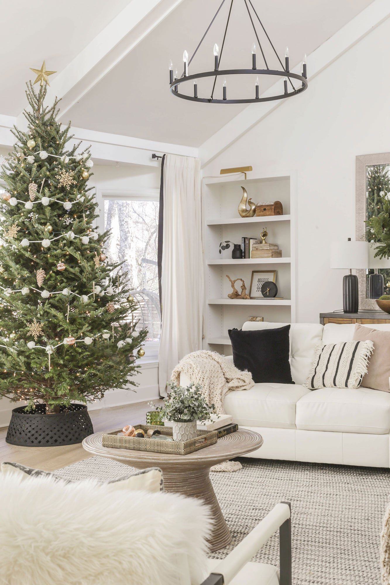 Minimalist Gold and White Christmas Tree in Modern Neutral Room Minimalist Gold and White Christmas Tree in Modern Neutral Room — Glam Christmas Tree