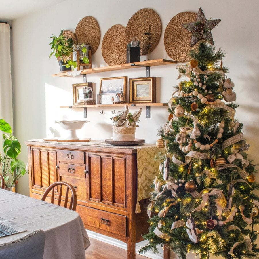 Natural Rustic Christmas Tree with Burlap and Pinecones Natural Rustic Christmas Tree with Burlap and Pinecones — Christmas Tree Color Schemes