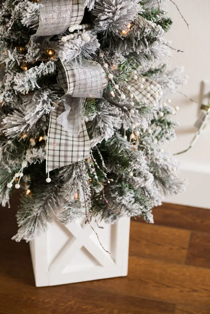 Modern Rustic Christmas Tree with Grey Plaid Ribbon Bows — Vertical Ribbon Christmas Tree