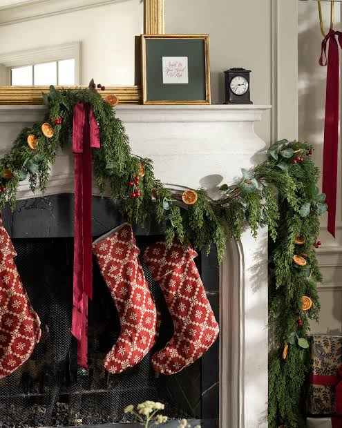Evergreen Mantel Garland with Dried Oranges and Red Berries Evergreen Mantel Garland with Dried Oranges and Red Berries — Christmas Decor