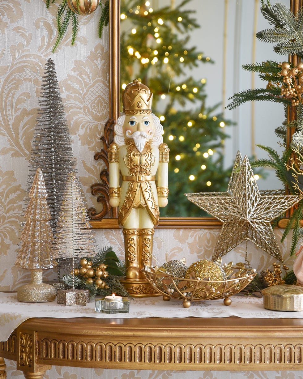 Elegant Gold Nutcracker as Mantelpiece Centerpiece — Nutcracker Christmas Decor