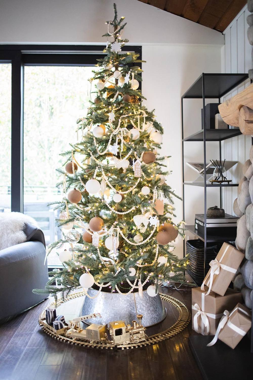 Elegant Christmas Tree with White and Gold Ornaments Elegant Christmas Tree with White and Gold Ornaments — Christmas Decor