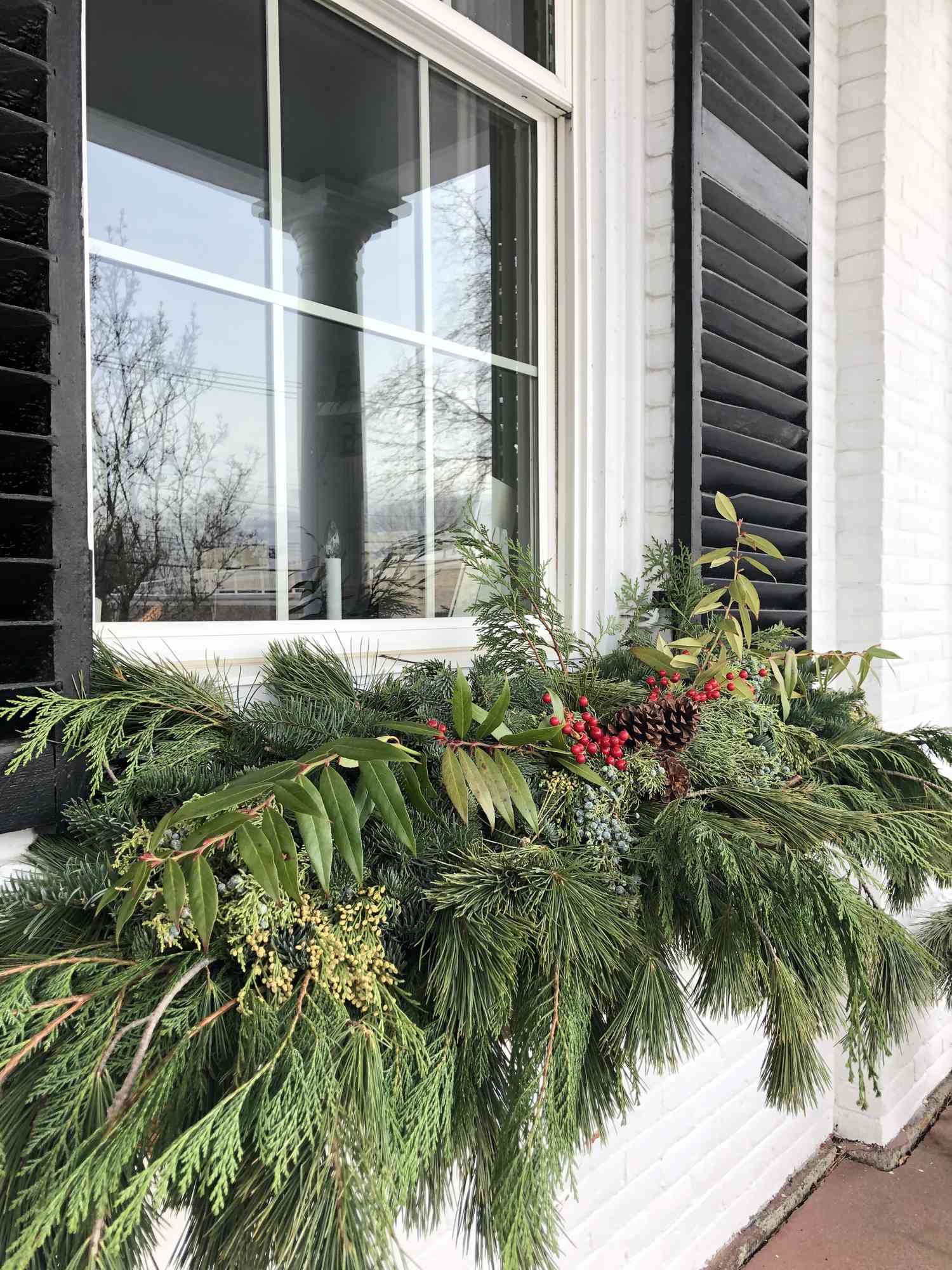 Window Box Filled with Lush Christmas Greenery and Red Berries Window Box Filled with Lush Christmas Greenery and Red Berries — Christmas Yard Decor
