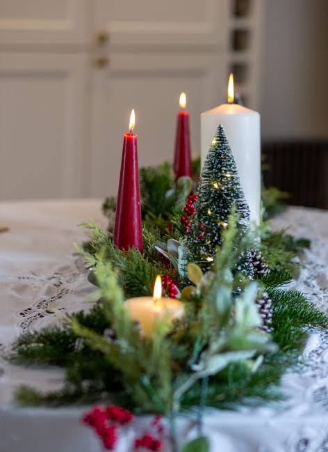 Festive Dining Table Centerpiece with Candles and Greenery Festive Dining Table Centerpiece with Candles and Greenery — Traditional Christmas Decor