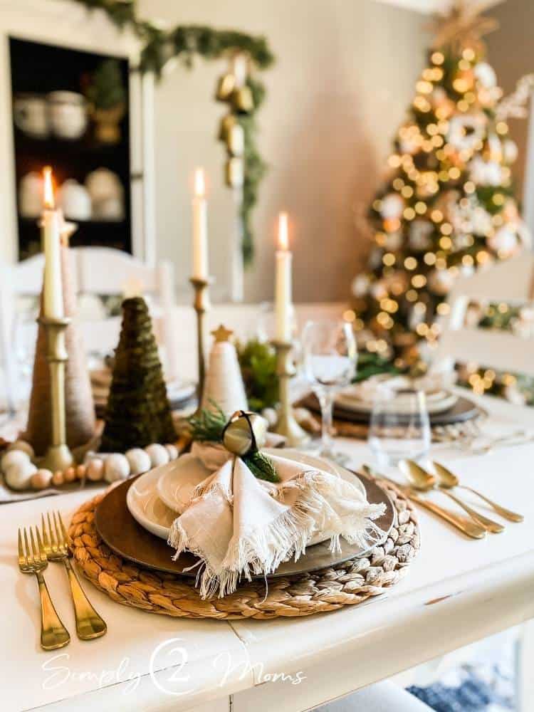 Farmhouse Christmas Tablescape with Wicker and Greenery Farmhouse Christmas Tablescape with Wicker and Greenery — Farmhouse Christmas Decor