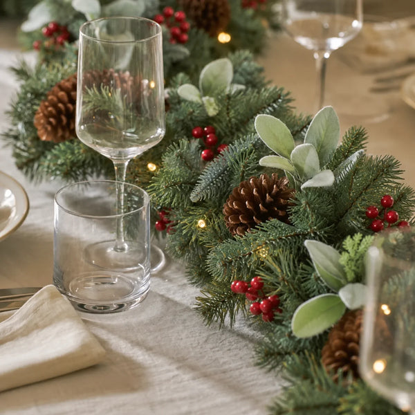 Sparkling Glassware and Berry Garland for a Luxury Christmas Table Sparkling Glassware and Berry Garland for a Luxury Christmas Table — Elegant Christmas Table Setting