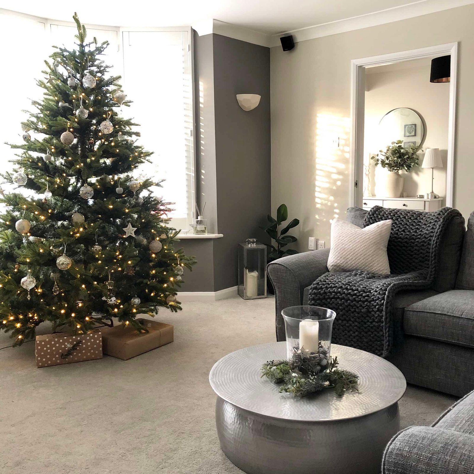 Monochromatic Silver and Grey Modern Christmas — Elegant Christmas Tree