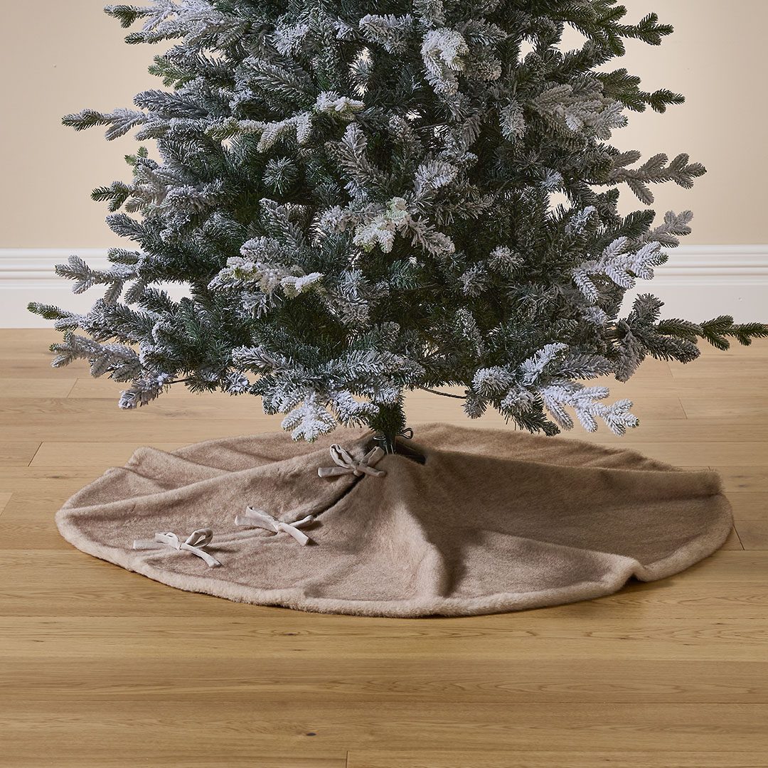 Living Room Minimalist Beige Felt Tree Skirt with Simple Ties — Christmas Tree Skirt