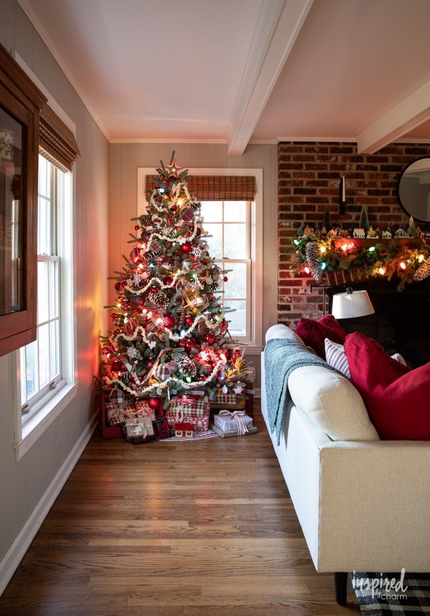 Traditional Living Room with Corner Christmas Tree and Gifts — Vintage Christmas Tree