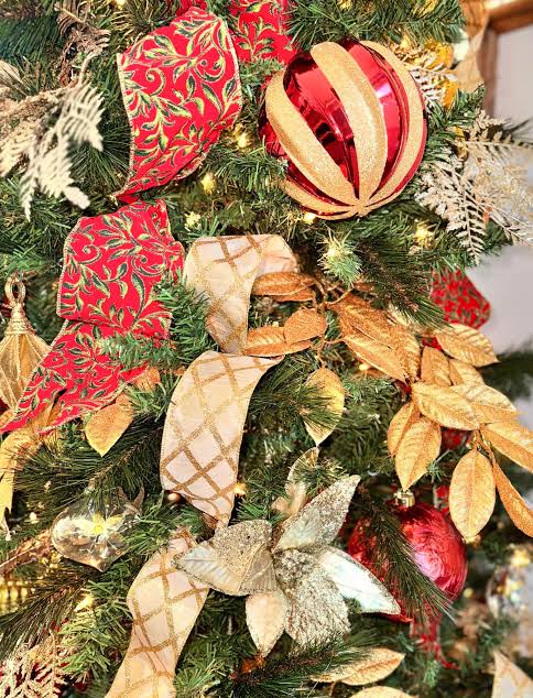 Sparkling Red and Gold Ornaments with Festive Ribbons — Red and Gold Christmas Tree