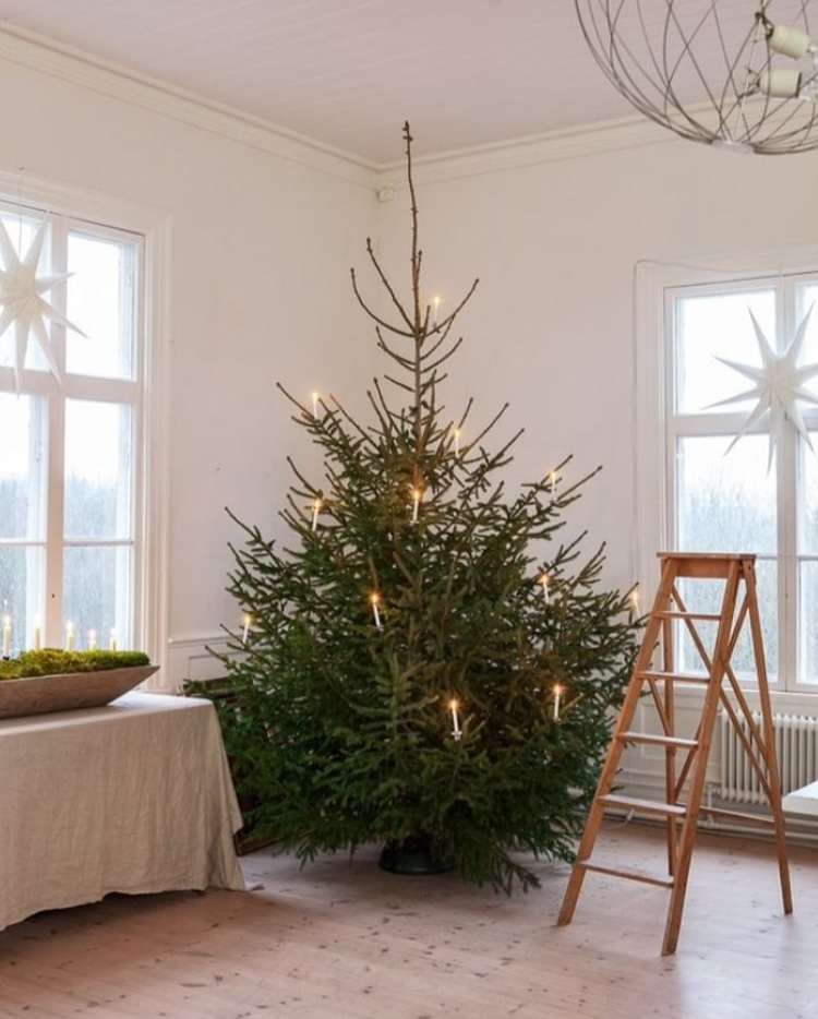 Naturally Decorated Scandinavian Tree with Wooden Accents Naturally Decorated Scandinavian Tree with Wooden Accents — Scandinavian Christmas Tree
