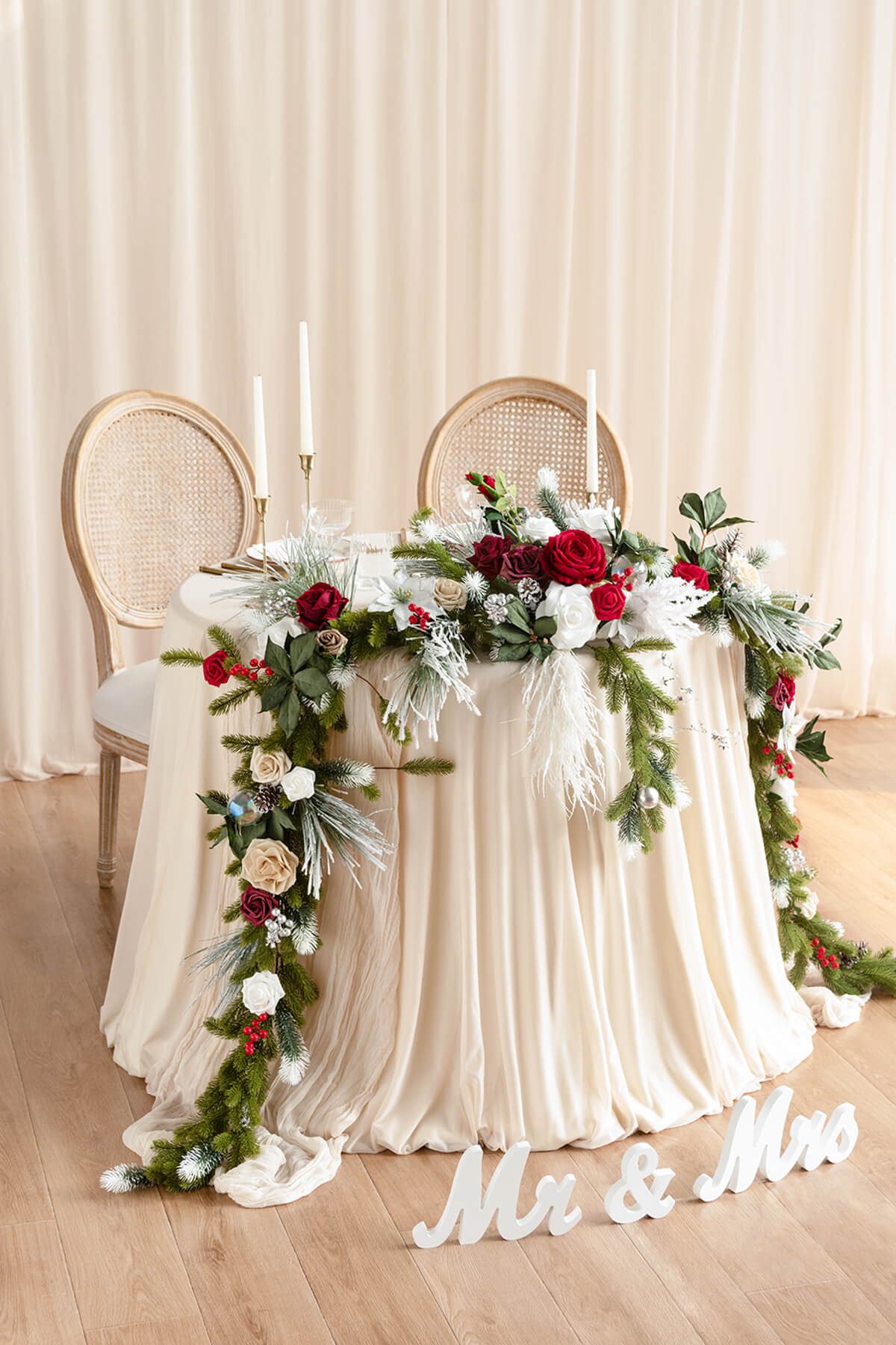 Elegant Snowy Garland Centerpiece for an Intimate Wedding Table Elegant Snowy Garland Centerpiece for an Intimate Wedding Table — Christmas Wedding Decor