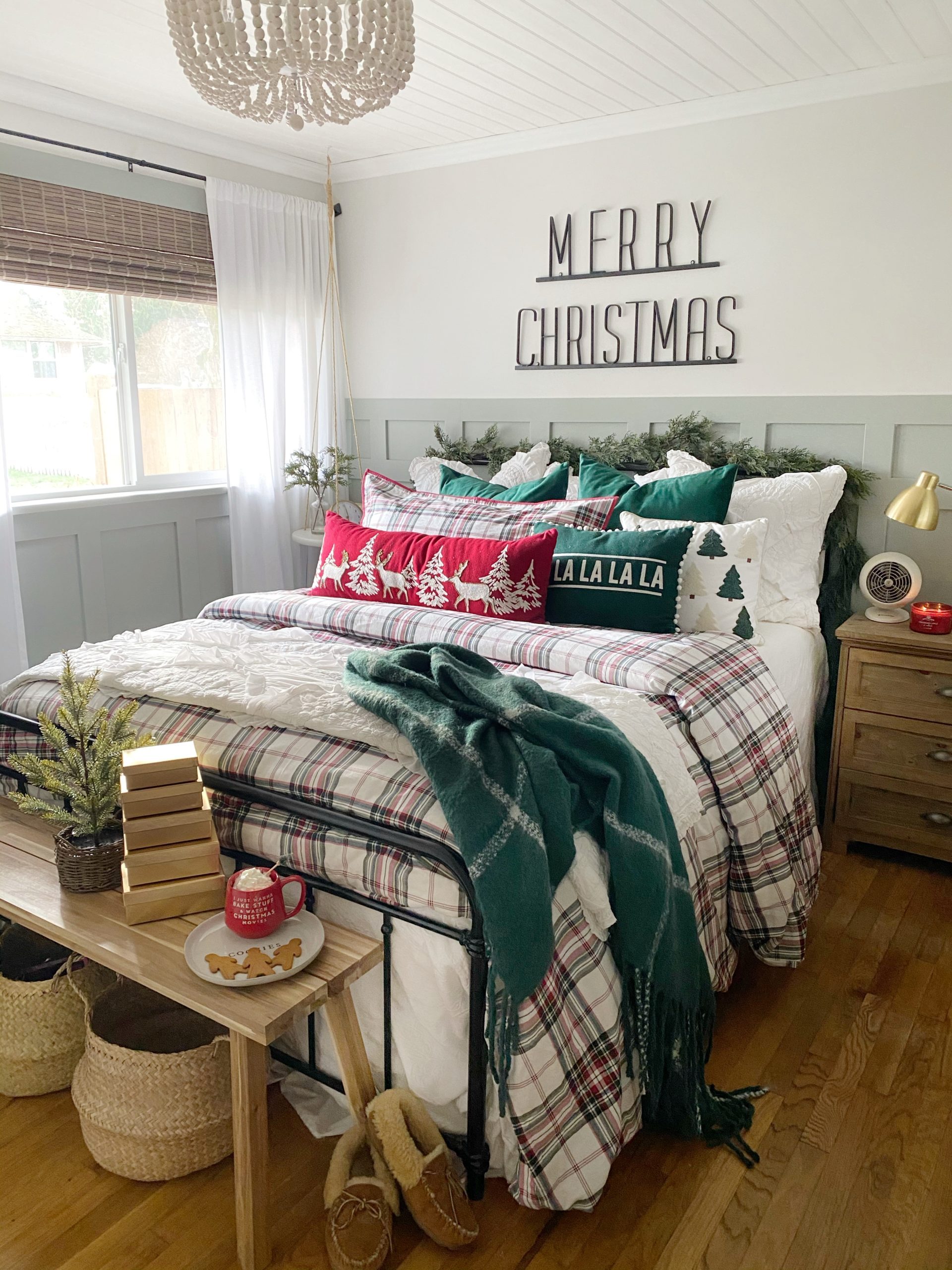 Bed As The Main Focus Wall Decor Above Modern Farmhouse Christmas Bedroom with 'Merry Christmas' Sign Bed As The Main Focus Wall Decor Above Modern Farmhouse Christmas Bedroom with 'Merry Christmas' Sign — Christmas Bedroom Dec