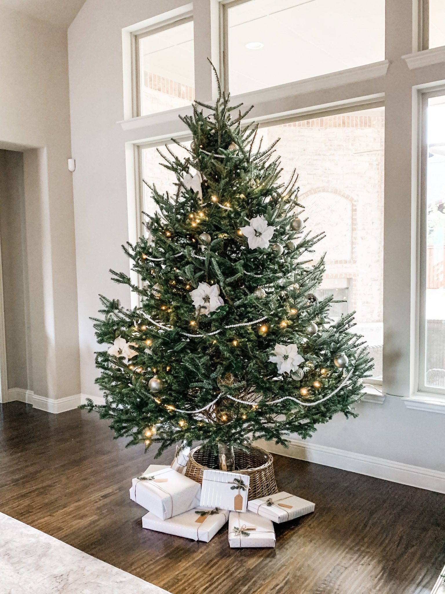 Spacious Living Room with Simple White Ornament Tree Spacious Living Room with Simple White Ornament Tree — Simple Christmas Decor