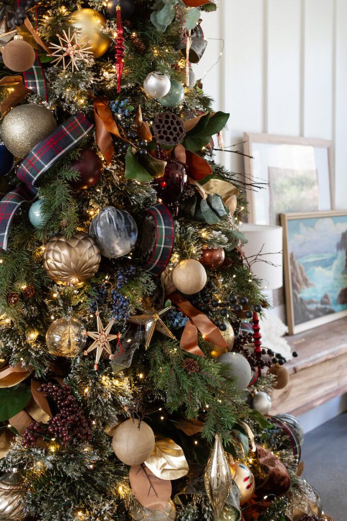 Eclectic Mix of Plaid, Magnolia, and Berries — Elegant Christmas Tree