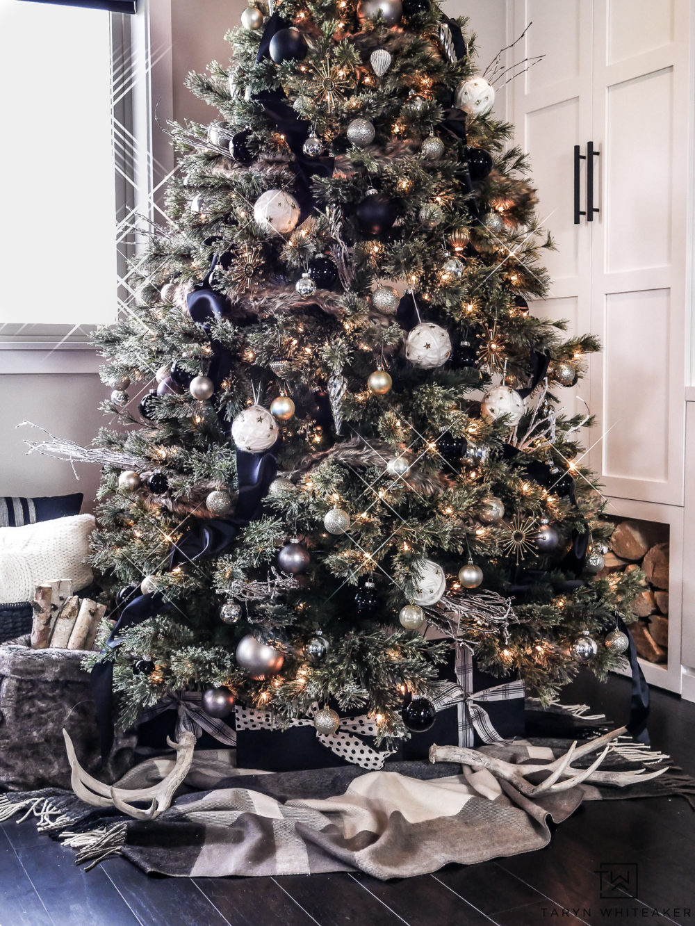 Rustic Modern Black and Gold Christmas Tree with Faux Fur Rustic Modern Black and Gold Christmas Tree with Faux Fur