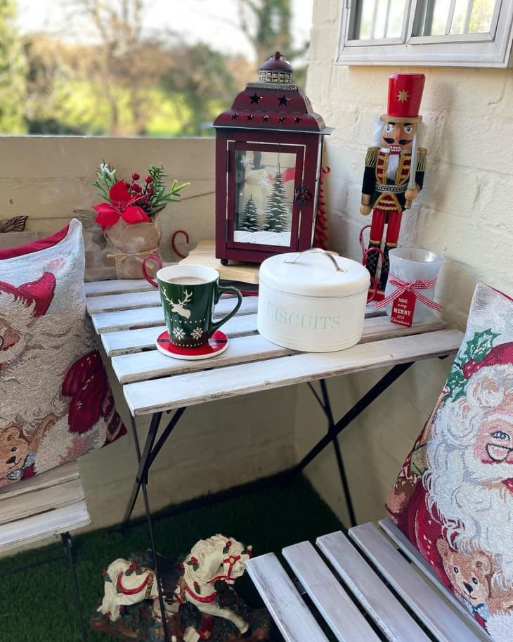 Cozy Balcony Table Setting with Festive Details Cozy Balcony Table Setting with Festive Details — Christmas Balcony Decor
