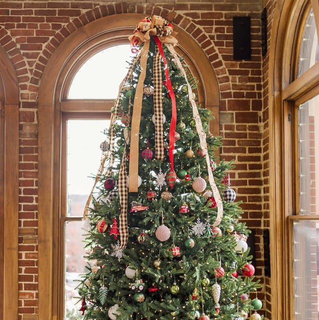 Farmhouse Christmas Tree with Multiple Ribbon Styles — Vertical Ribbon Christmas Tree