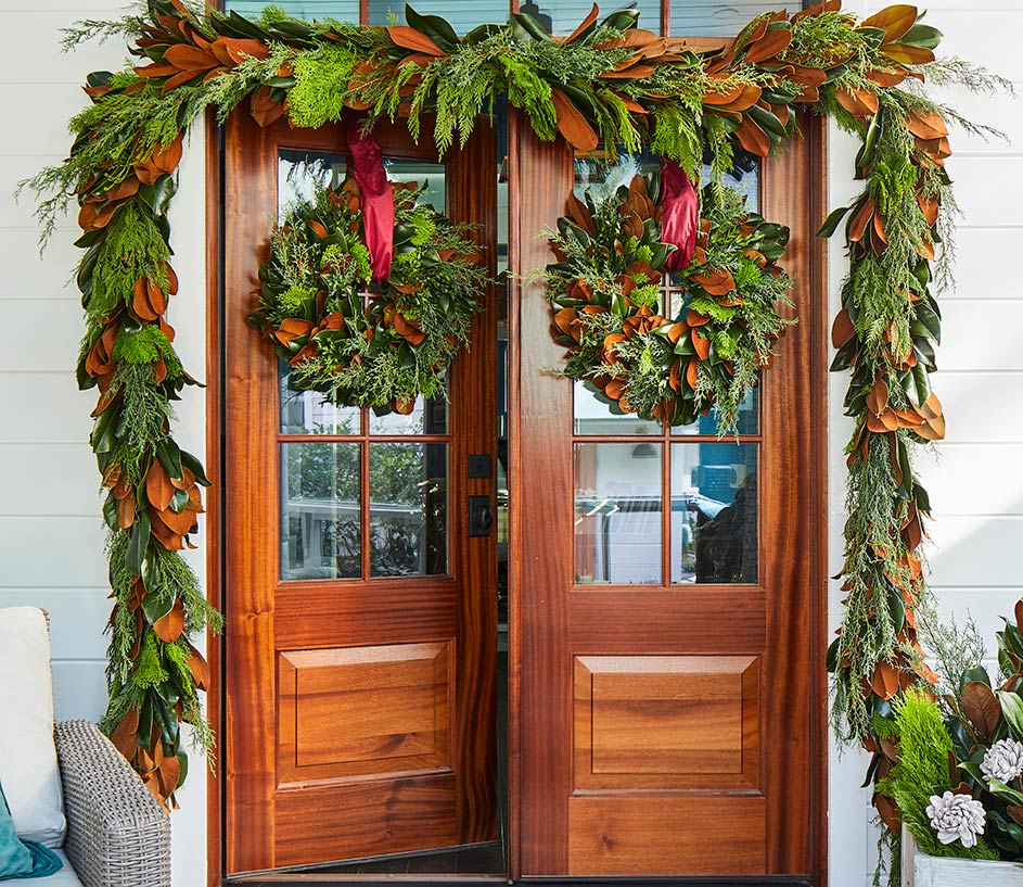 Natural Style Porch with Magnolia and Evergreen Garland Natural Style Porch with Magnolia and Evergreen Garland — Small Christmas Porch