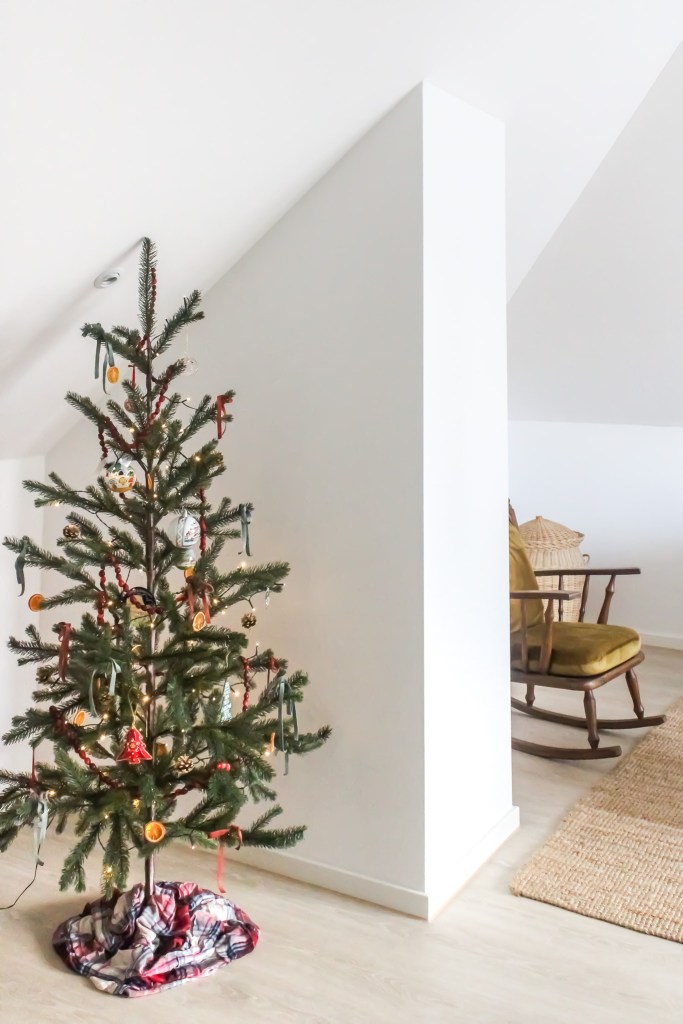 Minimalist Scandinavian Tree with Dried Oranges and Ribbons Minimalist Scandinavian Tree with Dried Oranges and Ribbons — Scandinavian Christmas Tree